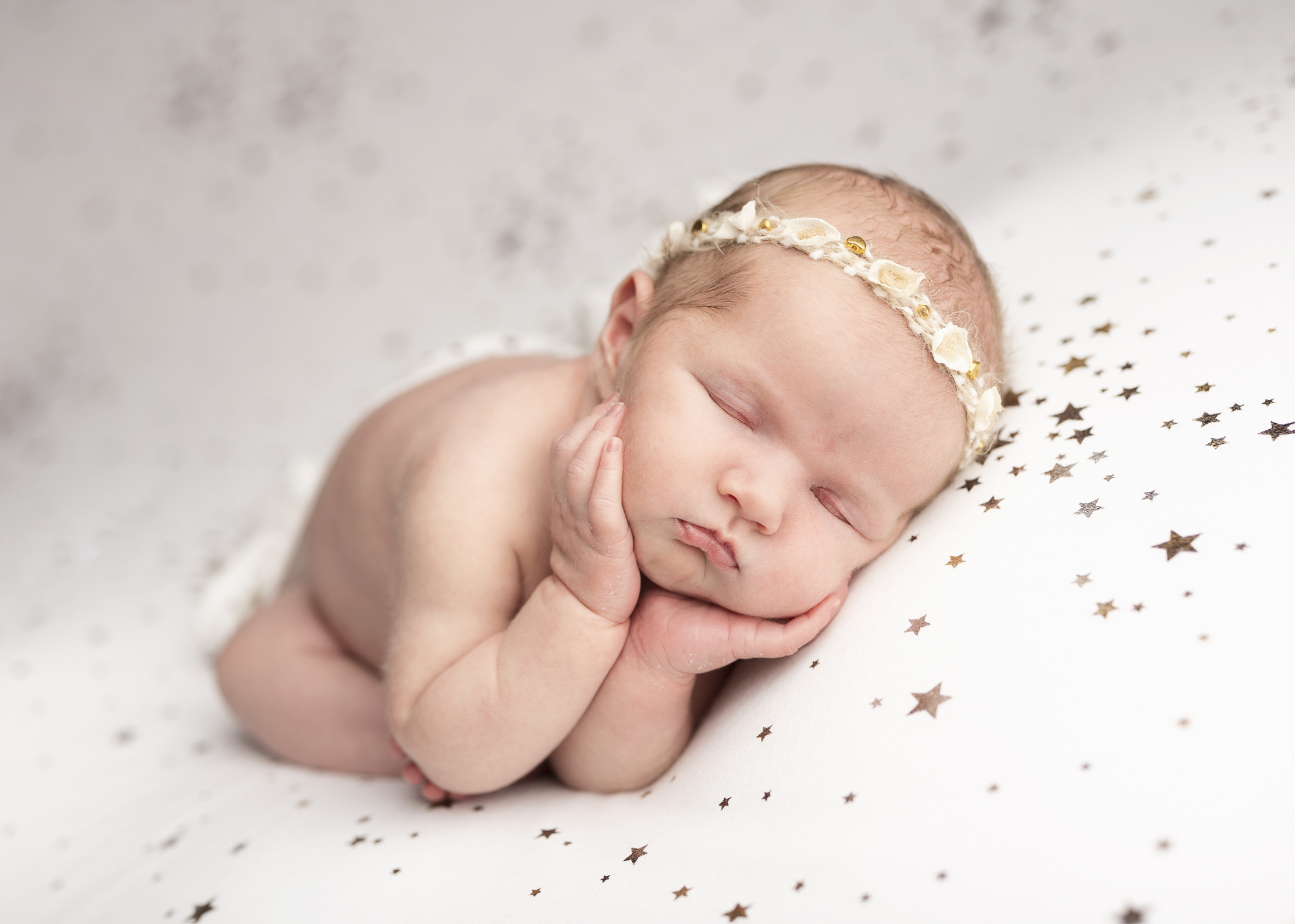 nyfödd bebis hos fotograf i örebro