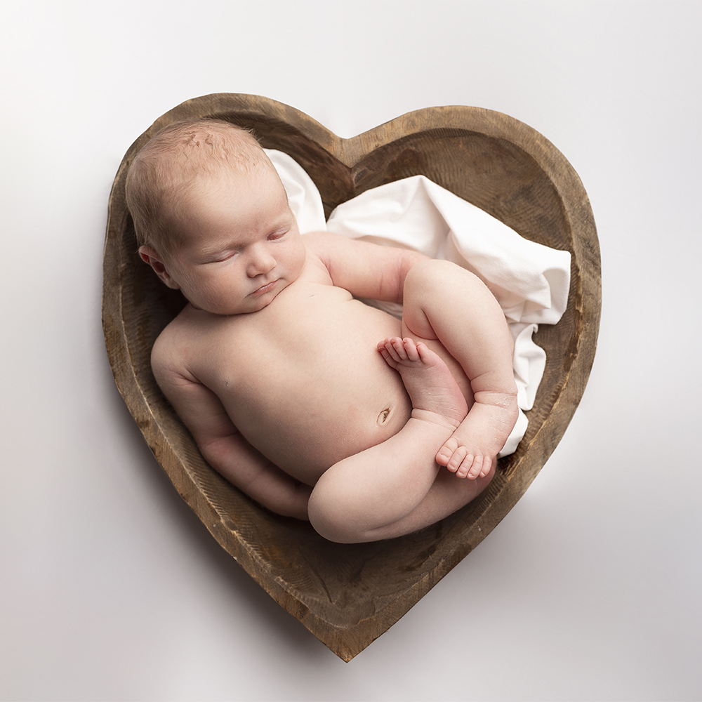 nyfödd bebis hos nyföddfotograf Emelie johansen i örebro
